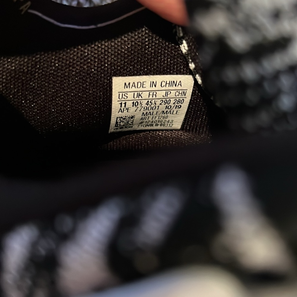 Gently used men’s sneakers - Picture 3 of 5